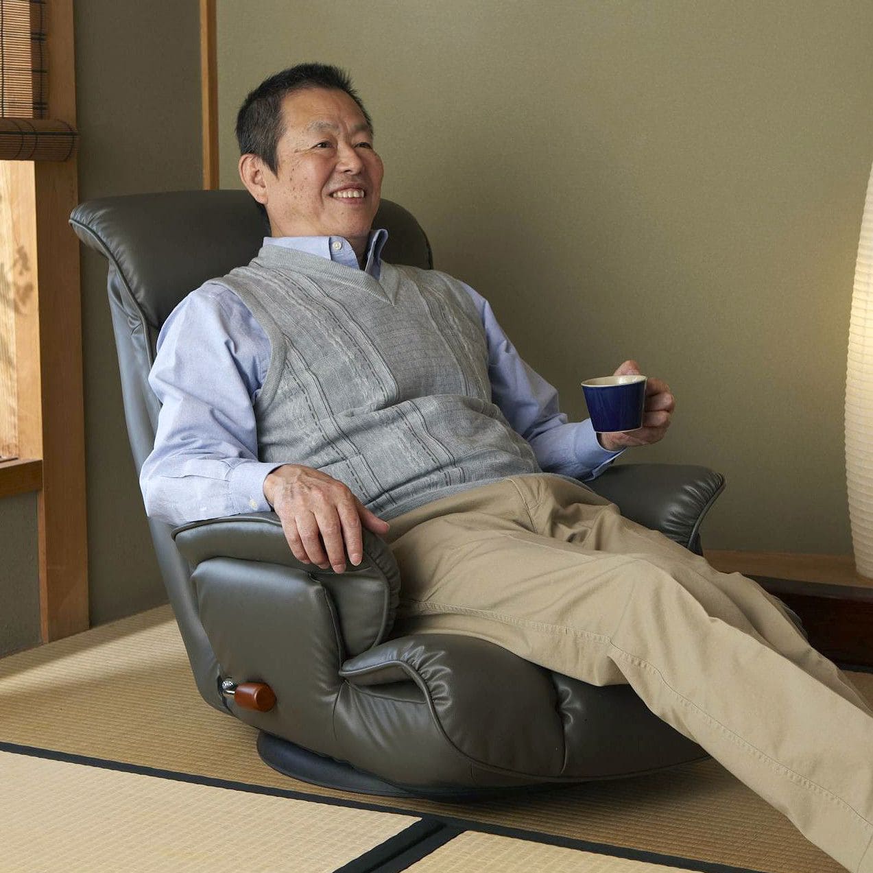 座椅子レザーハイバックリクライニングレバー式肘置き回転腰痛おしゃれ日本製ソファ回転座椅子ロータイプ肘掛け高齢者大きい低いワイド丈夫高級国産こたつリビング和室年配老人回る頭まで楽